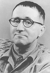 Bertolt Brecht : Você chama de violentas as águas de um rio que tudo arrastam; mas não chama de violentas as margens que o aprisionam. 