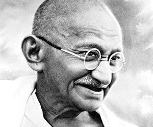 Mahatma Gandhi: As algemas de ouro são piores que as algemas de ferro. 