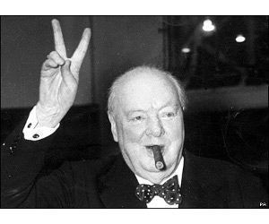 Winston Churchill:  Um bajulador é aquele que alimenta um crocodilo, esperando comê-lo no final. 